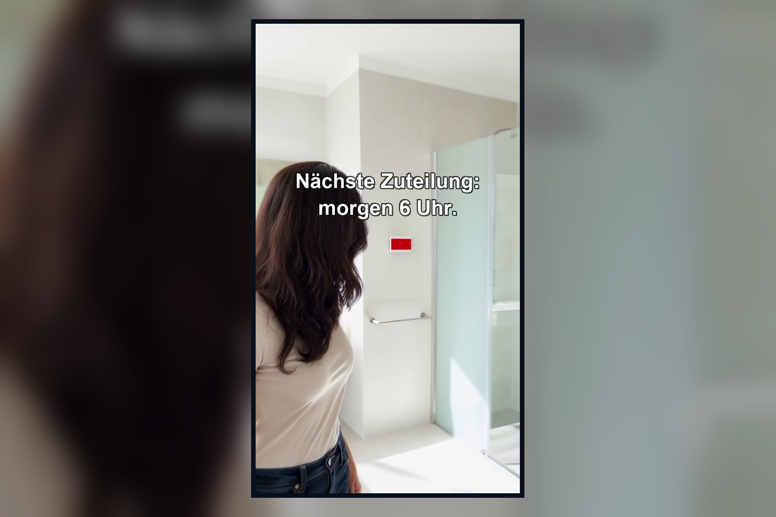 Fiktionale Badezimmer-Szene aus RIZA mit digitaler Anzeige zur nächsten Wasserzuteilung